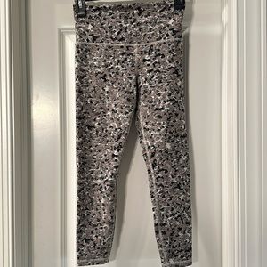 High rise Athleta leggings 7/8 legging purple black white size XS